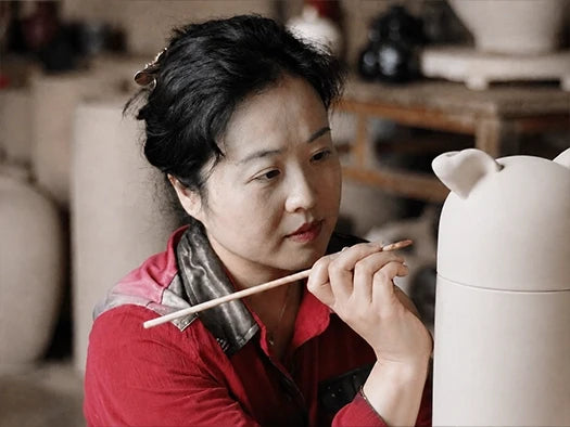 Liu Xiaoyu: Blending Eastern and Western Ceramic Art in Custom Urns